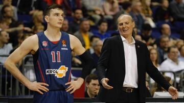 Dusko Ivanovic da instrucciones a sus jugadores durante el partido de la Euroliga que ha enfrentado al Alba Berlín y al Kirolbet Baskonia