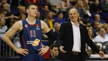 Dusko Ivanovic da instrucciones a sus jugadores durante el partido de la Euroliga que ha enfrentado al Alba Berl&iacute;n y al Kirolbet Baskonia