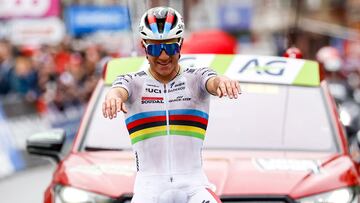 Evenepoel repite exhibición en Lieja con Pogacar en el hospital