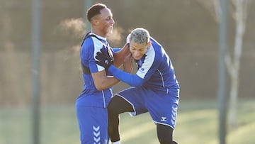 Yerry Mina, a tope para ser titular ante Aston Villa de Dibu Martínez