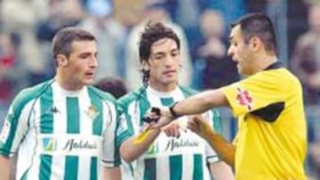 <b>EN LA PICOTA. </b>Pino Zamorano, en el polémico Barcelona-Betis.