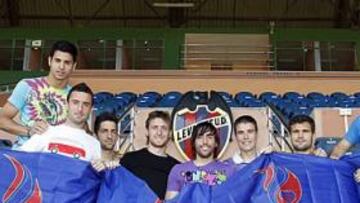 <b>LLAMAMIENTO A LA AFICIÓN Y ALMUERZO. </b>El buen rollo en el vestuario sigue latente y ayer fue Juanfran quien cumplió su palabra y pago una comida en Brassa de Mar por la victoria en Cádiz. Los jugadores posaron antes con la bandera del Centenario que será la protagonista en las gradas el próximo sábado en el choque ante el Albacete.