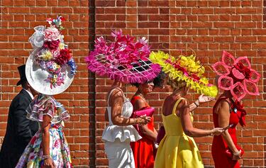 Más de 300 años contemplan la historia del hipódromo de Ascot, propiedad de la corona y a solo seis millas del castillo de Windsor. Desde 1711, en sus laderas se celebra el mítin más prestigioso del planeta: el Royal Ascot. Cinco días seguidos de carreras, siempre de martes a sábado en la tercera semana de junio.  Acude la familia Real, la nobleza ... y todo el que quiera.