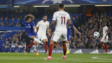 Chelsea&#039;s David Luiz, left, scores a goal during the Champions League group C soccer match between Chelsea and Roma at Stamford Bridge stadium in London, Wednesday, Oct. 18, 2017. (AP Photo/Frank Augstein)