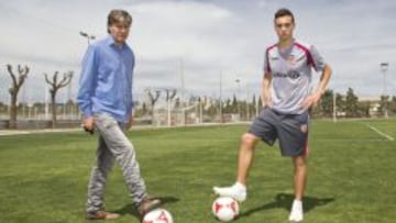 Miguel Tendillo posa para AS en la Ciudad Deportiva del Valencia junto a su hijo Alberto, que milita en el filial.