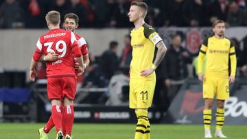 EPA6845. DUESSELDORF (GERMANY), 18/12/2018.- Jean Zimmer (i) del Duesseldorf celebra con Matthias Zimmermann (2-i) un gol ante Dortmund, hoy, durante un partido por la Bundesliga aleman entre el Duesseldorf y el Borussia Dortmund, en Duesseldorf (Alemania