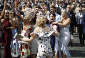 Grand National: Ladies' Day elegance from Aintree