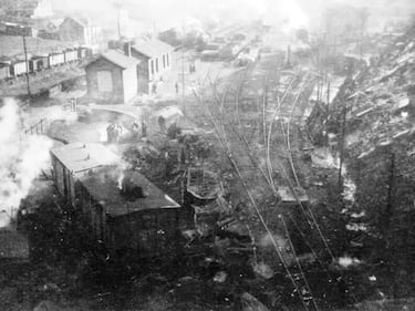 El 3 de enero de 1944 se produjo el mayor accidente ferroviario en la historia de España, con decenas de víctimas. Fue una colisión múltiple entre trenes en un túnel cerca de Torre del Bierzo.
