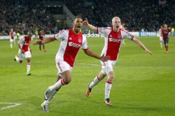 El jugador del Ajax de Amsterdam, Danny Hoesen (i) celebra con su compañero Davy Klaassen (d) su tanto, que supuso el 2-0 ante el FC Barcelona durante el partido correspondiente a la fase de grupos de la Liga de Campeones disputado en el Amsterdam Arena.