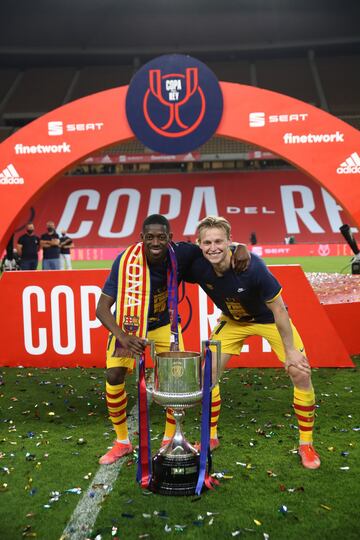 Ousmane Dembélé y Frenkie De Jong con el trofeo de la Copa del Rey.