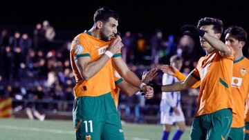 EJEA DE LOS CABALLEROS (ZARAGOZA), 04/12/2024.- El delantero del Valencia, Rafa Mir, celebra el tercer gol del equipo valencianista durante el encuentro correspondiente a la segunda ronda de la Copa del Rey que disputan hoy miércoles Ejea y Valencia en el antiguo campo de Fútbol Luchán, en la localidad aragonesa. EFE / Javier Cebollada.