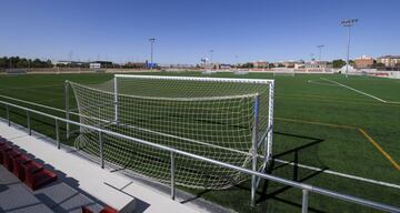 Así es el Centro Deportivo Wanda Alcalá de Henares, la nueva sede del conjunto rojiblanco situada al nordeste de Madrid. Varios equipos de su Academia comenzarán a entrenarse en estas nuevas instalaciones rojiblancas. En el recinto hay cuatro campos de fútbol-11 y otros más de fútbol-7. Se completa con una tienda oficial del club, una cafetería, gimnasio para los jugadores, una gran zona médica, oficinas para la Academia, aulas de estudio para los chicos y chicas y más de 30 vestuarios.