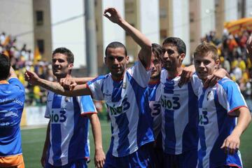 Yuri celebra con sus compañeros la victoria ante el Sant Andreu en el partido de ida de la final del play-off de ascenso. Eliminatoria que supuso el segundo ascenso de los blanquiazules.