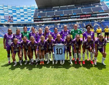 Las futbolistas del equipo mexicano donde milita Jenni Hermoso posaron con una camiseta en apoyo a su compañera de equipo.