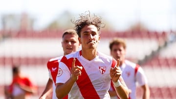 Valentino, tras marcar un gol con el Sevilla Atlético.