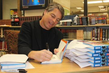 Tim Green - escritor. El ex jugador de fútbol americano encontró una segunda carrera tras su retiro en el mundo de la escritura. Green, quien ya se ha convertido en un autor best-selling, basa sus novelas en el misterio. 