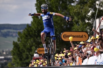 Julian Alaphilippe celebrando la victoria en Éperbay con la que se ha puesto el maillot amarillo del Tour. 
