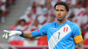 Peru's goalkeeper Pedro Gallese speaks to teammates during the FIFA World Cup 2022 inter-confederation play-offs match between Australia and Peru on June 13, 2022, at the Ahmed bin Ali Stadium in the Qatari city of Ar-Rayyan. (Photo by KARIM JAAFAR / AFP)