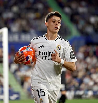 El turco fue una de las gratas sorpresas del Real Madrid. Jugó un partido muy completo, casi se puede decir que el mejor desde que llegó al Bernabéu. Su gol desde la frontal del área demuestra que tiene mucha calidad y pegada.