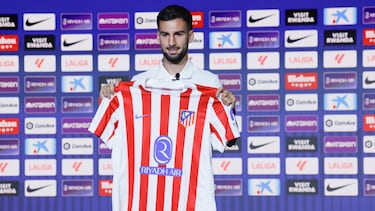 MADRID, 28/07/2025.- El centrocampista Álex Baena durante su presentación como nuevo jugador del Atlético de Madrid, este lunes en el estadio Metropolitano de la capital. EFE/ Zipi