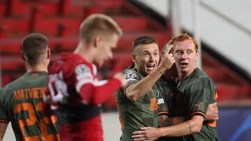 Antwerp (Belgium), 04/10/2023.- Yaroslav Rakitskyi (C) of Shakhtar Donetsk celebrates scoring the 2-2 equalizer goal during the UEFA Champions League group stage soccer match between Royal Antwerp and Shakhtar Donetsk in Antwerp, Belgium, 04 October 2023. (Liga de Campeones, Bélgica, Amberes) EFE/EPA/OLIVIER HOSLET