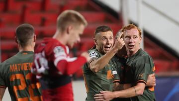 Antwerp (Belgium), 04/10/2023.- Yaroslav Rakitskyi (C) of Shakhtar Donetsk celebrates scoring the 2-2 equalizer goal during the UEFA Champions League group stage soccer match between Royal Antwerp and Shakhtar Donetsk in Antwerp, Belgium, 04 October 2023. (Liga de Campeones, Bélgica, Amberes) EFE/EPA/OLIVIER HOSLET
