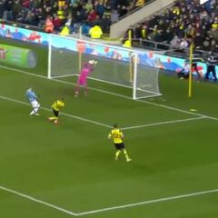 Las dos acrobáticas atajadas de Bravo que lo hicieron figura