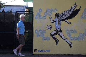 Mural de Diego Armando Maradona con alas en una pared de la ciudad de Villa Ballester en la provincia de Buenos Aires, Argentina.