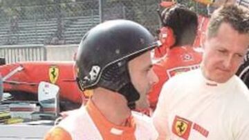 <b>MAL COMIENZO. </b>Así acabó el día para Schumacher y su Ferrari: él con las asistencias y su coche, en la grúa.