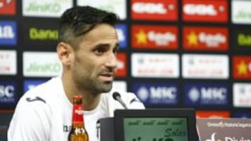 El delantero brasileño del Valencia CF Jonas durante rueda de prensa.