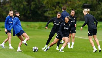 Soccer Football - Women's Champions League - Chelsea Training - Cobham Training Centre, Cobham, Britain - April 21, 2023 Chelsea's Lauren James and Jess Carter with teammates during training Action Images via Reuters/Andrew Boyers