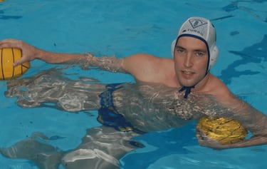 El exwaterpolista Óscar Rey (Manresa, 13 de abril de 1980), mundialista con la selección española en Montreal 2005 y bronce en el Europeo del año siguiente en Belgrado, falleció el 8 de marzo de 2025. Rey se formó en las filas del CN Manresa y en 1996 pasó a formar parte del Sabadell, club con el que conquistó la Copa del Rey (1998, 2005) y la Supercopa de España (2003, 2006), como se indicaba en el mensaje de la entidad. En 2009 regresó al CN Manresa. Como internacional jugó 51 partidos entre 2003 y 2007 y además del bronce en el Europeo de 2006, también consiguió la misma medalla en la Liga Mundial y la Copa del Mundo.