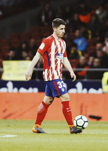 0El capitán del Atleti B debutó con Simeone en la temporada 2017-18. En total ha participado en cinco partidos del primer equipo. Centrocampista defensivo, debutó contra el Deportivo y el Cholo recurrió a él para jugar como central contra el Celta, completando un buen encuentro. También participaría ante el Granada en 2020 y en dos encuentros de Copa. Titular indiscutible en el segundo equipo rojiblanco, a sus 22 años es siempre un gran recurso disponible para el primer equipo.