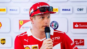 Kimi Raikkonen hablando en una rueda de prensa de Ferrari en Austria.