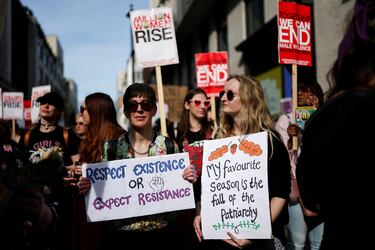 La gente asiste a la marcha Million Women Rise, durante el Día Internacional de la Mujer en Londres.