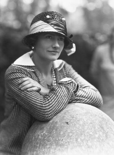 Gabrielle Chanel,​ conocida como Coco Chanel (1883-1971),​ fue una diseñadora de alta costura francesa fundadora de la marca Chanel. Es una de las diseñadoras más reconocidas de la historia. Su famoso traje sastre femenino de tweed ribeteado se convirtió en un icono de la elegancia femenina, y su perfume Chanel Nº5 es un icónico producto mundialmente conocido.
