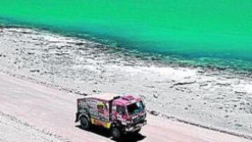 <b>BELLEZA NATURAL. </b>El lago verde o azul turquesa, dependiendo de la luz del sol, junto a la cordillera andina es un espectáculo del que disfrutarán los pilotos del Dakar.