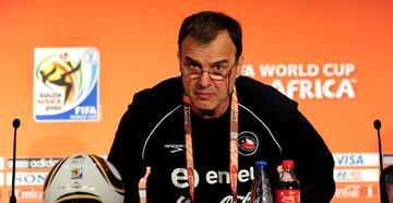 Por su parte, Marcelo Bielsa se mostraba reflexivo: “Apostar a un empate lo veo más complicado que intentar ganar. La especulación es legítima porque la contempla el reglamento. Siempre se reclama la belleza del juego si el que juega bien gana, siempre y cuando se gana. Pero queremos superar a España atacando- Luego igual hay que defender mucho…”.
MUNDIAL SURAFRICA 2010
RUEDA DE PRENSA
PUBLICADA 25/06/10 NA MA06 1COL