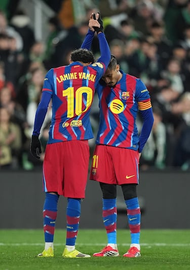 0-2. Lamine Yamal celebra el tanto con Raphinha.