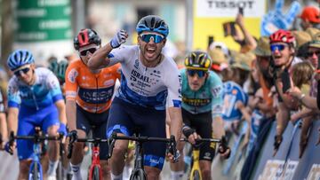 Patrick Bevin celebra su triunfo al esprint en el Tour de Romandía.