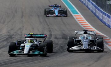 Lewis Hamilton de Mercedes, Pierre Gasly de AlphaTauri y Fernando Alonso de Alpine en acción durante la carrera