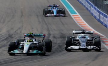 Lewis Hamilton de Mercedes, Pierre Gasly de AlphaTauri y Fernando Alonso de Alpine en acción durante la carrera