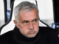 SL Benfica's Portuguese head coach Jose Mourinho is pictured before the UEFA Champions League - league phase day 7 football match between Juventus and Benfica at the Allianz stadium in Turin, on January 21, 2026. (Photo by Isabella BONOTTO / AFP)