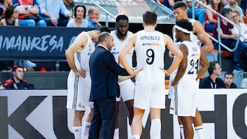 MANRESA (BARCELONA), 18/08/2025.- El entrenador del Real Madrid, Chus Mateo durante el encuentro de la jornada 32 de la Liga Endesa entre el Baxi Manresa y el Real Madrid, disputado este domingo en el Pabellón Nou Congost de Manresa. EFE/Siu Wu
