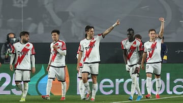 MADRID, 04/03/2026.- El delantero del Rayo Jorge de Frutos (d) celebra tras marcar el 2-0, durante el partido de LaLiga EA Sports que Rayo Vallecano y Real Oviedo disputan este miércoles en el estadio de Vallecas. EFE/Kiko Huesca