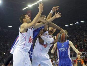 Gustavo Ayón y Felipe Reyes detienen el avance de Stephane Lasme.