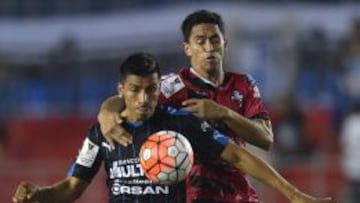 Angel Sepulveda disputa un balón con Eybir Bonaga