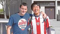 <b>QUERIDO. </b>Orbaiz, junto a un hincha que esperó su salida en el párking de Lezama.