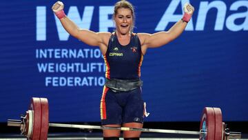 Lydia Valentín celebra su título mundial en los Campeonatos del Mundo de Halterofilia 2017 celebrados en el Anheim Convention Center de Anaheim, California.