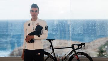 Juan Ayuso posa para AS con ‘Trufa’, su perrita.